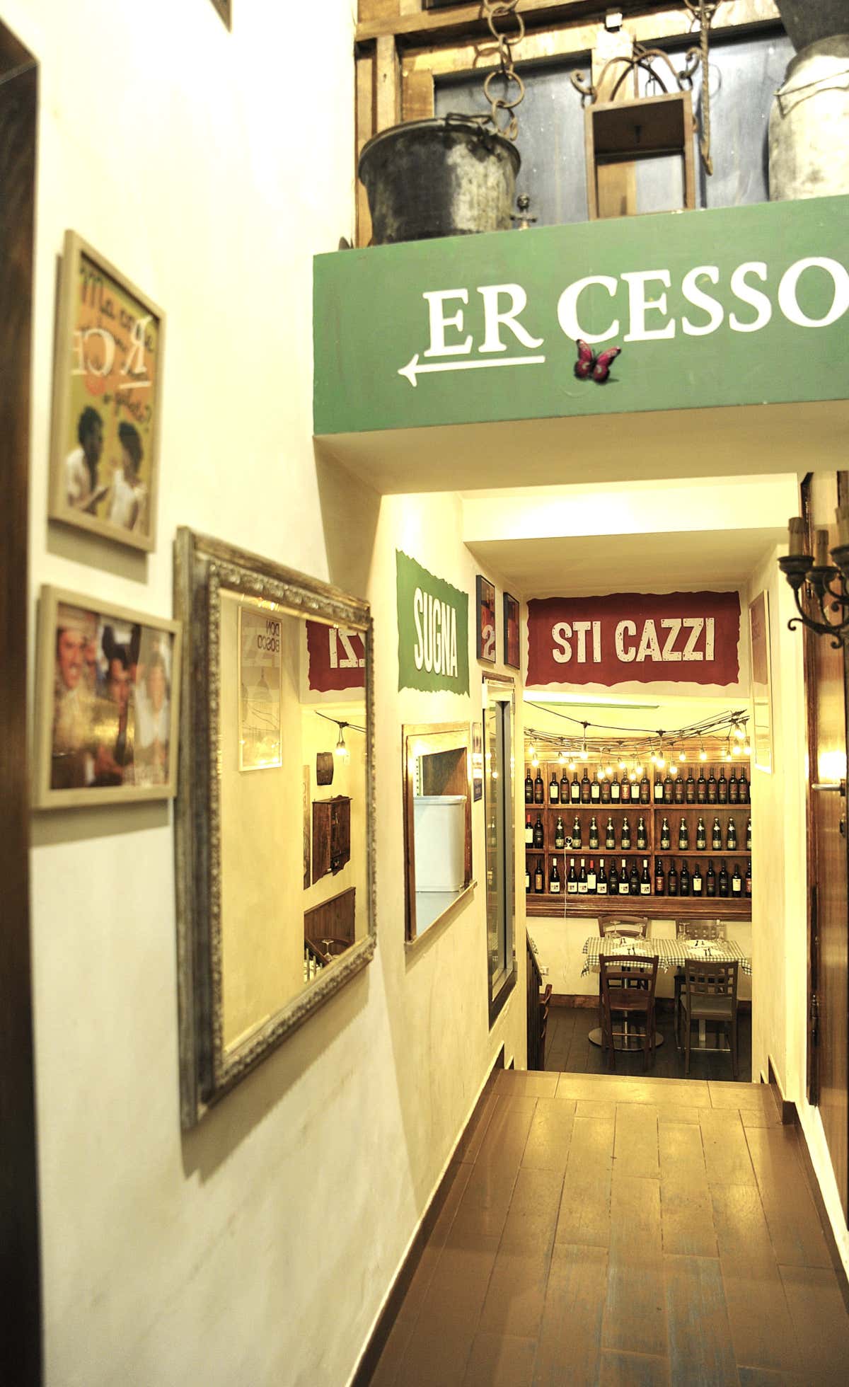 Le frasi ironiche che tappezzano le pareti del ristorante Da Davidino